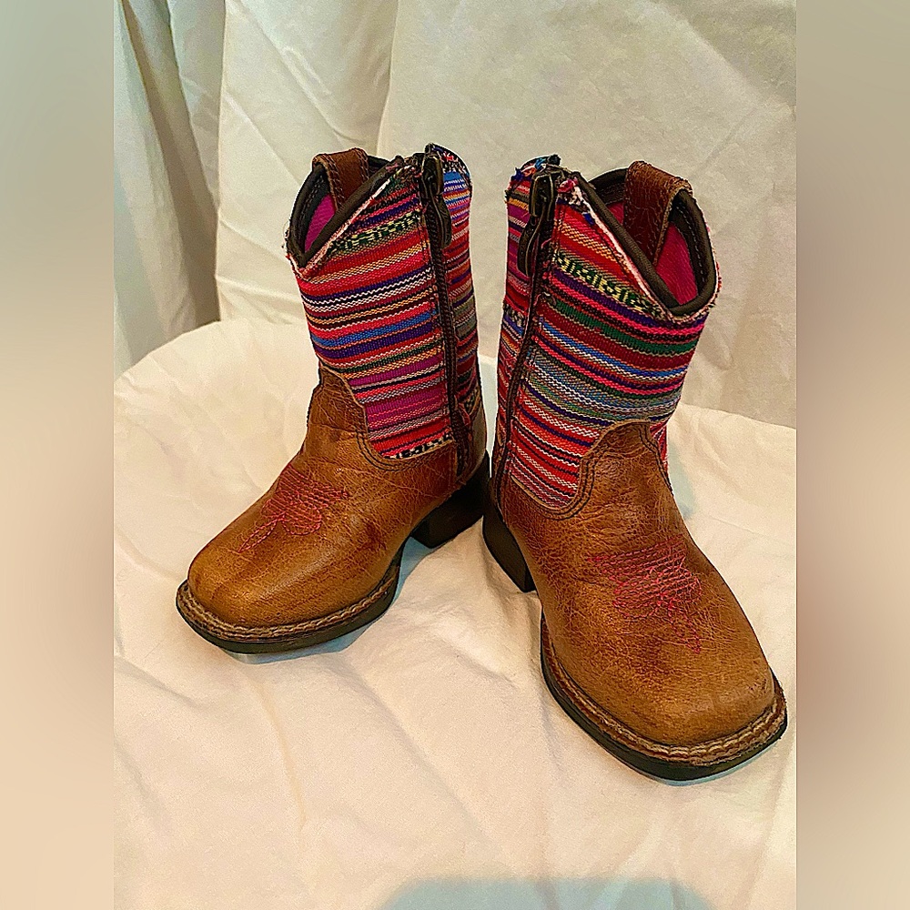 Adorable GREAT CONDITION  Ariat toddler cowgirl boots.size 5